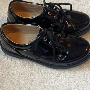 Boys size 2.5 patent leather shoes